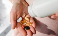 Adeus vitaminas se tomar errado: o horário certo, com comida ou de estômago vazio, saiba como ingerir vitamina B12, D e outros suplementos