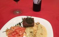 Chorizo com chimichurri e chuchu ao molho branco com queijo brie