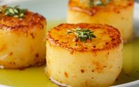 Nem frita, nem assada: esse é o melhor jeito de fazer batata, derrete na boca e fica uma delícia com esse molho cítrico