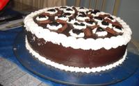 Bolo de chocolate com ameixas