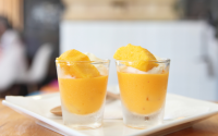 Procurando uma sobremesa saudável e refrescante? Experimente esse flan de manga com coco sensacional!