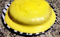 Bolo de laranja com cobertura de laranja