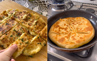 Pão de frigideira com casquinha crocante: estou viciada nessa receita com recheio de purê de batata e queijo, quero comer todos os dias