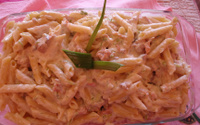 Penne ao molho de salmão com raspas de limão siciliano