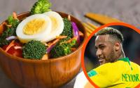 Até o Neymar vai se viciar nessa salada de brócolis com ovo muito gostosa e perfeita para colocar na marmita!
