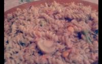 Salada de macarrão parafuso com atum