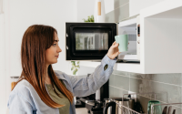 Chega de pagar caro no micro-ondas! Com esse desconto você paga menos de R$ 500 no eletrodoméstico