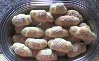 Pão de cebola em formato de croissant