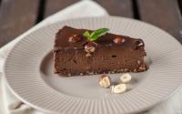 Como fazer uma torta cremosa de chocolate SEM FARINHA e com apenas 3 ingredientes: receita viral da semana dá certo!