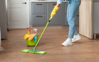 Nada de amônia, nem alvejante: o que colocar no balde de água para um piso brilhante que nem a vovó faz na casa dela