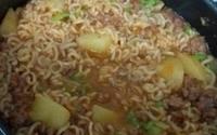 Sopa de miojo com carne moída