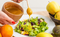 Como fazer molho de mel para salada do jeito certo: esse detalhe no modo de preparo é o pulo do gato