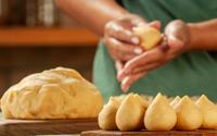 Essa coxinha com massa de maionese é a mais fácil que eu já fiz e tem um sabor incrível: receita fácil e rápida