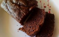 Bolo de chocolate com banana e coco