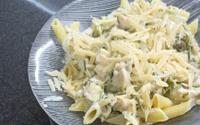Macarrão ao molho branco com Frango e Brócolis