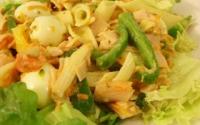 Salada de macarrão e peito de peru