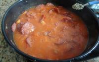 Salsichão ao molho vermelho