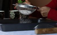 Pare de untar forma com farinha: com essa mistura especial você deixa a casquinha de qualquer bolo muito mais deliciosa