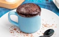 Brownie de caneca é perfeito para quem mora sozinho e quer uma sobremesa individual que fica pronta em poucos minutos!
