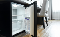 Você nunca mais vai querer deixar o seu quarto com este frigobar de luxo