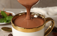 Descobri uma receita de chocolate quente gourmet que parece de cafeteria chique (cremoso, intenso e bonito!)