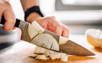 Poucas pessoas sabem: o jeito que você corta a cebola muda o sabor, a textura e impacta na sua receita