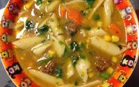 Sopa de legumes com músculo e massinha