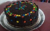 Torta de chocolate com confeitos e biscoito