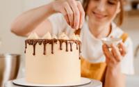Já pensou em reformar um bolo de padaria? Veja como transformar o doce refazendo apenas a cobertura