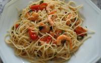 Macarrão com camarões, tomatinhos e manjericão