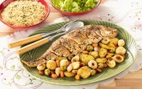 Peixe assado com legumes e molho de coentro 