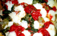 Focaccia com cobertura de escarola, queijo e tomate