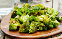 Adeus brócolis sem graça: não ferva e cozinhe com esse ingrediente simples, você vai mudar a sua opinião sobre o legume