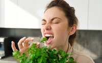 Poucos sabem o poder de ingerir essa planta: reduz a inflamação, desintoxica o fígado e os rins e ainda ajuda a perder peso