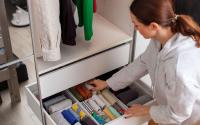 Se a sua mãe não te ensinou, eu te ensino: 5 passos para organizar as roupas no armário que aprendi com uma famosa consultora de organização