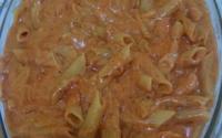 Macarrão penne com queijo e creme de leite