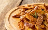 Se você joga fora as cascas de batata, agora você não joga mais: aprenda a fazer um snack delicioso com essa parte do alimento para driblar a fome
