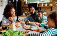Organize um almoço completo para o Dia das Mães (sem estresse!): entrada simples, prato principal fácil e sobremesa rápida