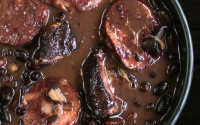 Nem linguiça, nem bacon: esta é a minha carne preferida para dar sabor e adicionar proteína ao feijão