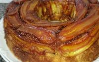 Bolo de banana com calda