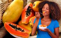 Eu como mamão todos os dias desde que descobri o que acontece com o corpo se consumir fruta com frequência