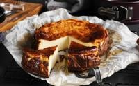 Nem cheesecake, nem torta de ricota: bolo basco é a nova tendência na confeitaria e você precisa aprender a fazer!