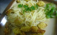 Macarrão com molho verde crocante