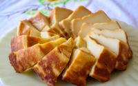 Bolo mole Luiz Felipe é tradição na minha família e todo mundo sabe fazer: receita fácil com queijo do reino e mel quente tem um sabor único