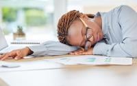 Adeus Burnout: 5 vitaminas que combatem a fadiga extrema e melhoram a saúde mental