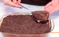 Essa receita de brigadeirão vai salvar a sobremesa do almoço de hoje: quando faço, todos se lambuzam e lambem a travessa
