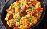 Arroz cremoso com linguiça é o jantar prático e delicioso que aprendi com uma chef de cozinha, fica pronto rapidinho e rende muito