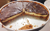 Torta de maracujá da Rapha com cobertura de chocolate