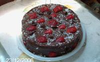 Bolo de baunilha com cobertura de chocolate e morango