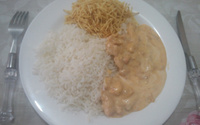 Estrogonofe de frango com creme branco